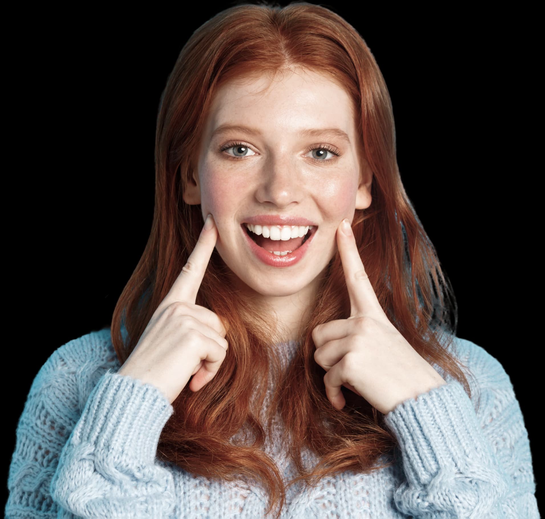 Усміхнена жінка вказує на зуби — клініка iDenta